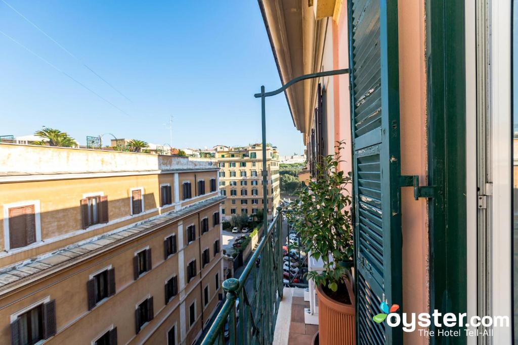 ローマにあるAt your Placeの建物のバルコニーから通りの景色を望めます。