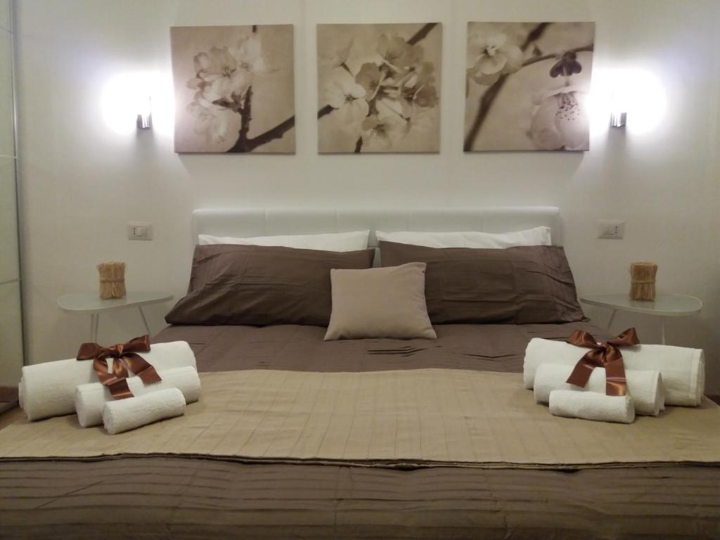 una camera da letto con un grande letto con cuscini e ciotole di Patry' house a Giardini Naxos