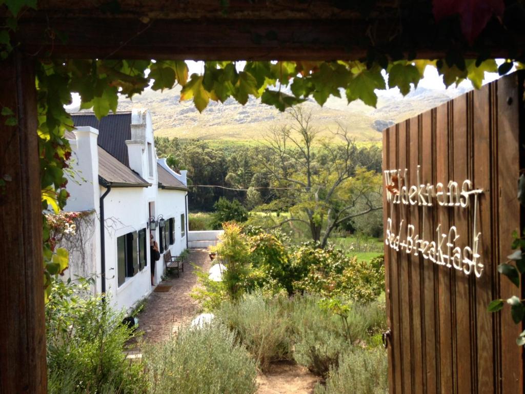 una vista desde el porche de una casa en Wildekrans Country House, en Botrivier