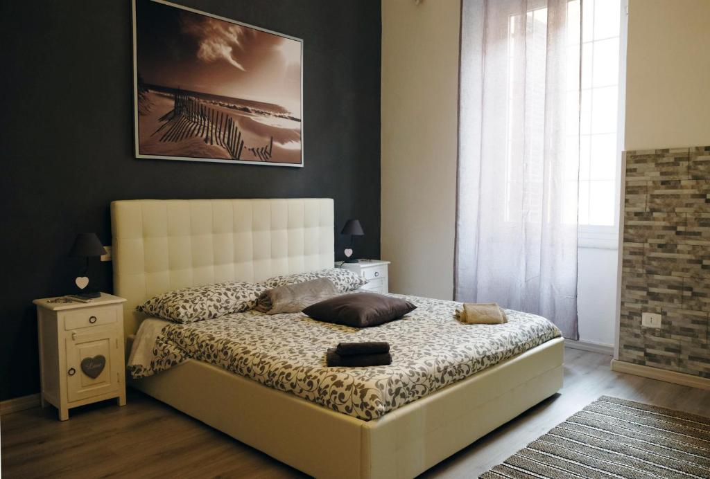 una camera da letto con un letto e un dipinto sul muro di T T house a La Spezia