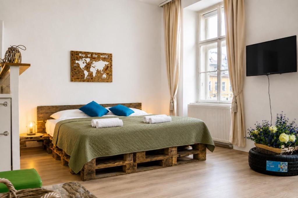 Elegant 2BR Apartment 2 Min from Rennweg Station