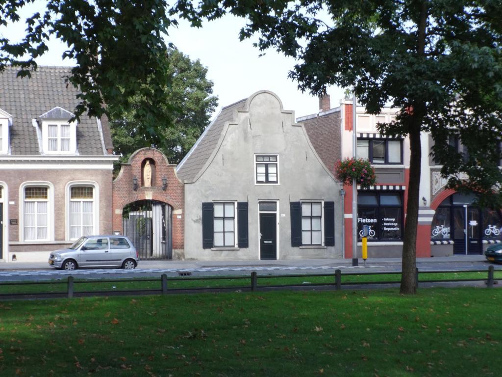 a car parked in front of a house at Bed and Breakfast Corvel in Tilburg