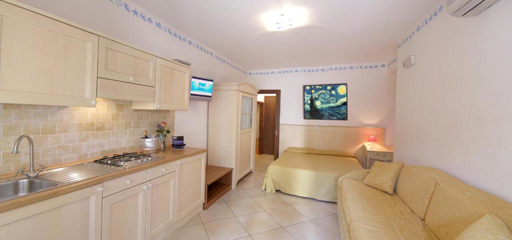Kuchyň nebo kuchyňský kout v ubytování Hotel Germania
