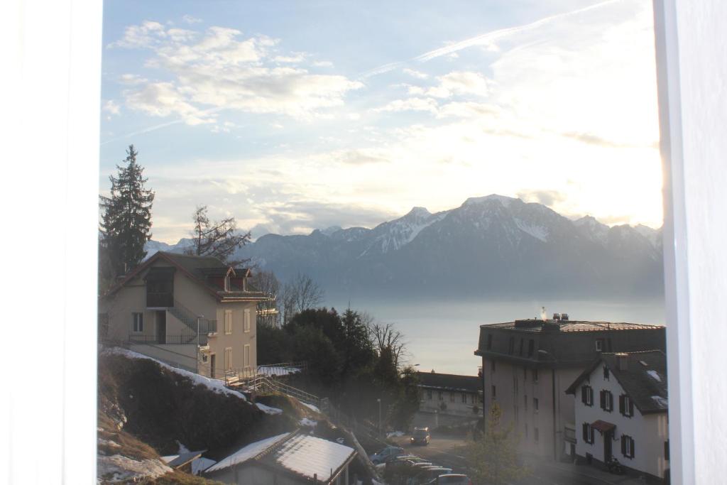 einen Blick aus dem Fenster einer Stadt mit Bergen in der Unterkunft New appartment Design Montreux in Montreux