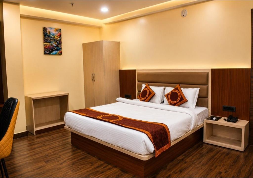 a bedroom with a large bed in a room at DEO SIGNATURE SUITE Hotel in Rānchī