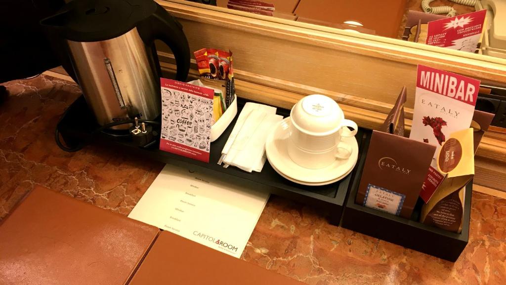 Príslušenstvo na prípravu kávy alebo čaju v ubytovaní Hotel Capitol Milano
