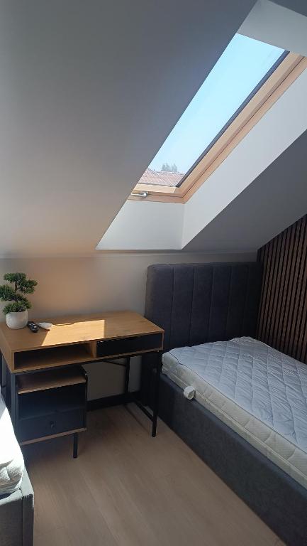 a bedroom with a desk and a bed and a window at Tomberg 
