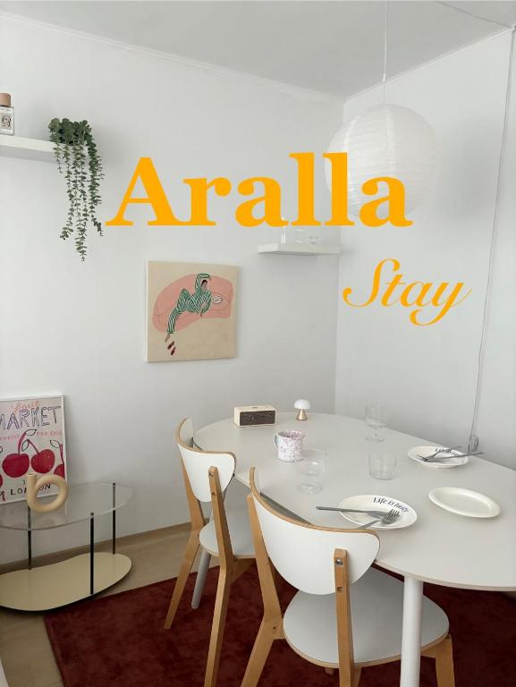 a white dining room with a white table and chairs at Aralla Stay-고척돔 15분 거리 #홍대 이태원 영등포 여의도 대중교통 30분 내 도착 #목동역 도보 15분 #목동역 차로 5분 in Seoul