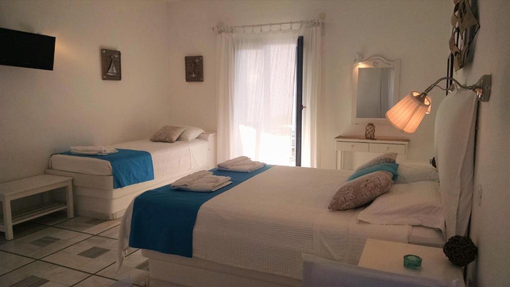 Postel nebo postele na pokoji v ubytování Nissiotiko Studios & Apartments