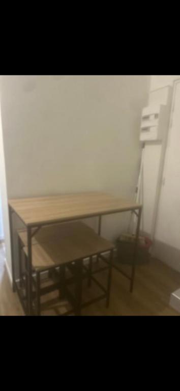 a wooden table in the corner of a room at Dodo express in Saint-Brieuc