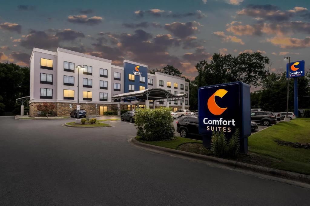 a sign in front of a building with a comfort suites at Comfort Suites New Bern near Cherry Point in New Bern