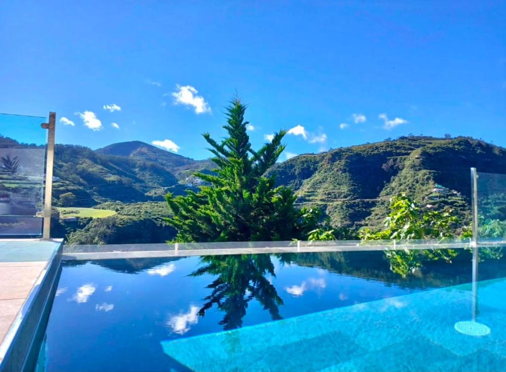 a swimming pool with a view of the mountains at Villa balcón de azuaje in Moya