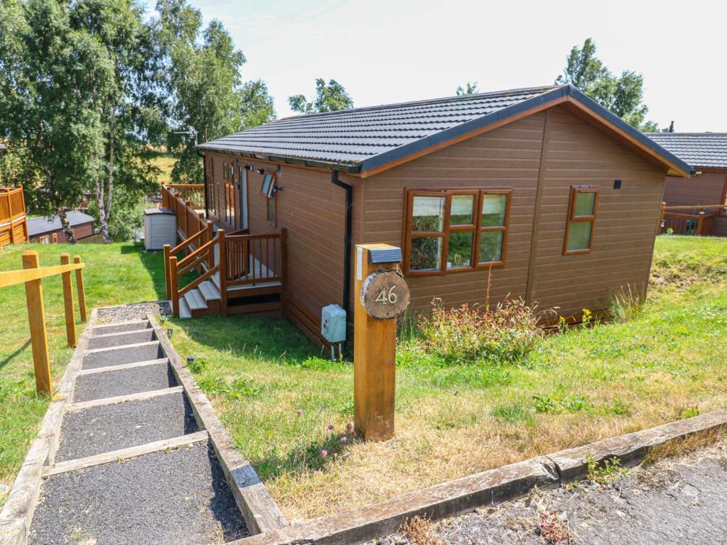 a small cabin with a sign in front of it at Finnbars Lodge in Richmond