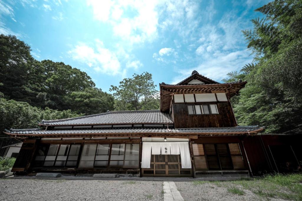 an old building with a chinese roof at 福渡邸 in Narita