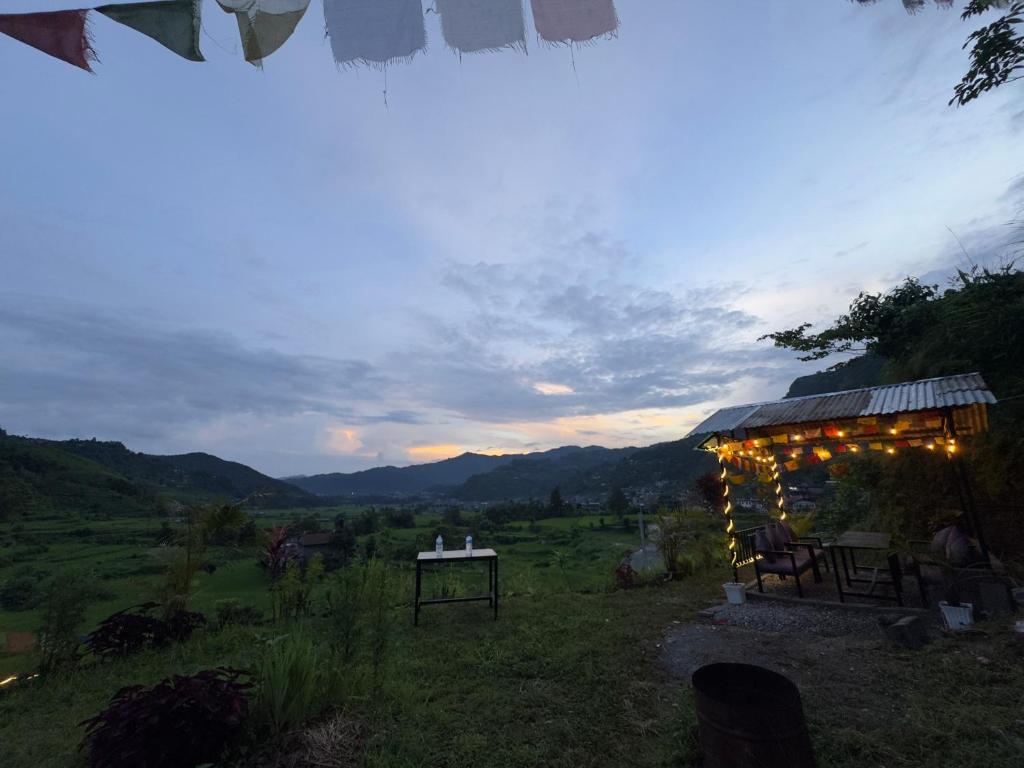 ein Tisch mit Lichtern darauf auf einem Feld in der Unterkunft Hideaway Cottage in Pokhara