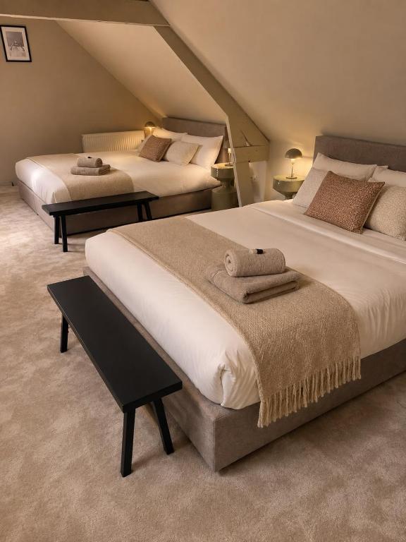 Säng eller sängar i ett rum på The Saints Sutor Hotel