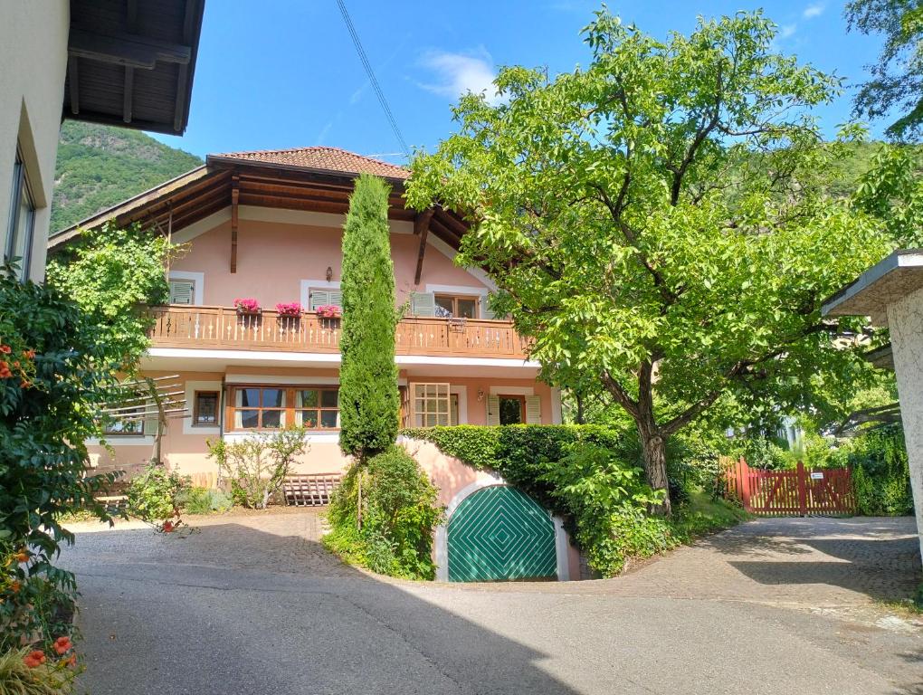 a house with a hedge in front of it at Haus Tinkhauser in Vilpiano