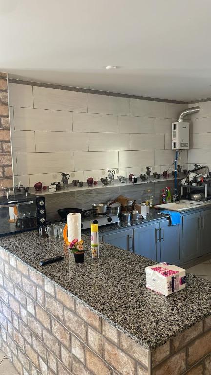 a kitchen with a counter top in a kitchen at Appartement proche mer 