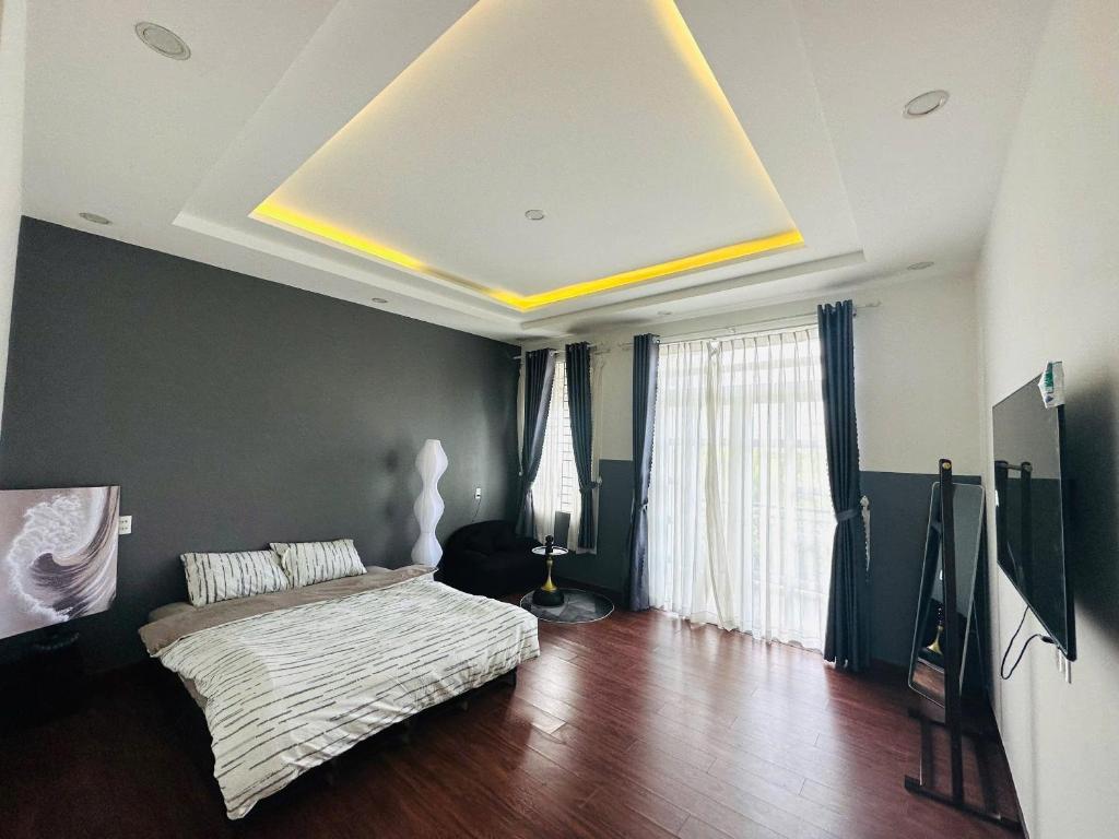 a living room with a bed and a ceiling at Phố Homestay TĐT in Ấp Tân An (1)