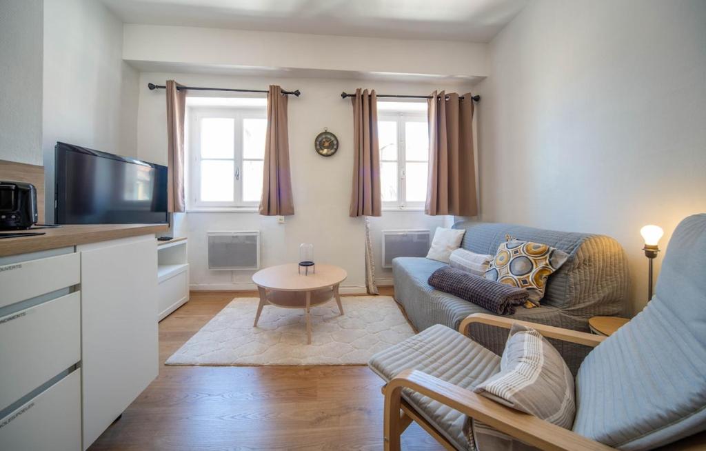 a living room with a couch and a table at Studio cosy - proche cathédrale in Chalon-sur-Saône