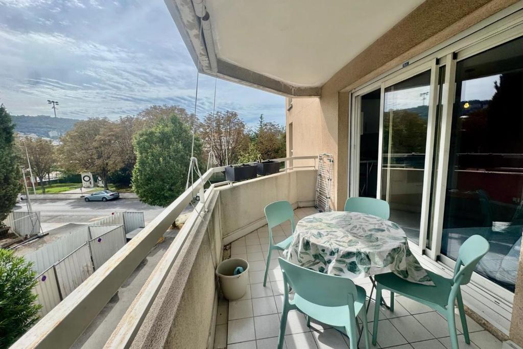 Bright studio with terrace near the tram