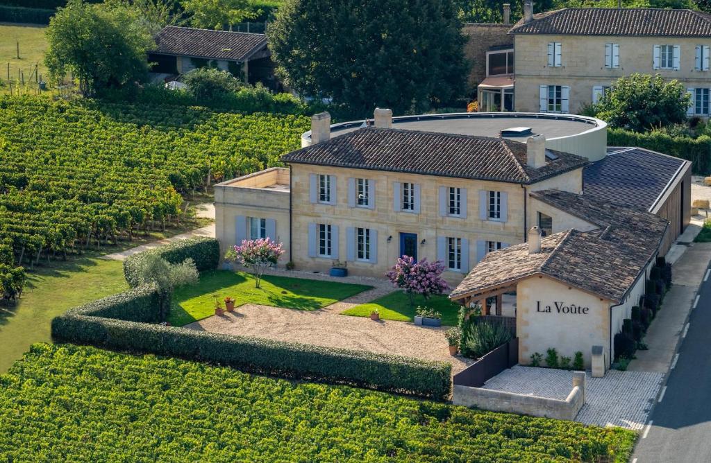 an aerial view of a house in a vineyard at Château La Voûte in Saint-Étienne-de-Lisse