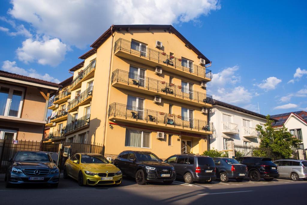 a group of cars parked in front of a building at Vila Cristal in Baile Felix