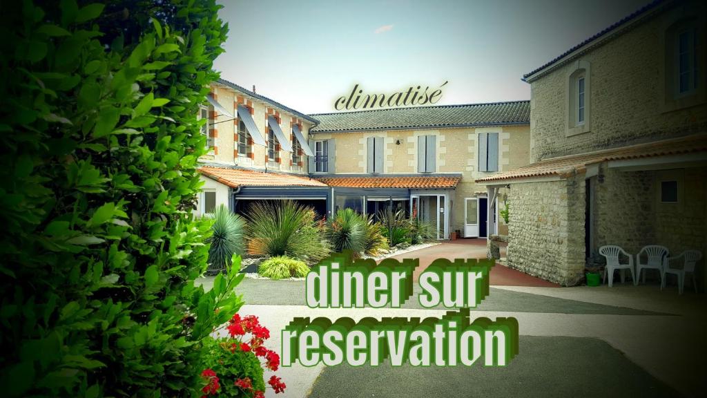 a building with a sign that reads dinner surf evacuation at CIT'HOTEL Le Commerce in Saujon