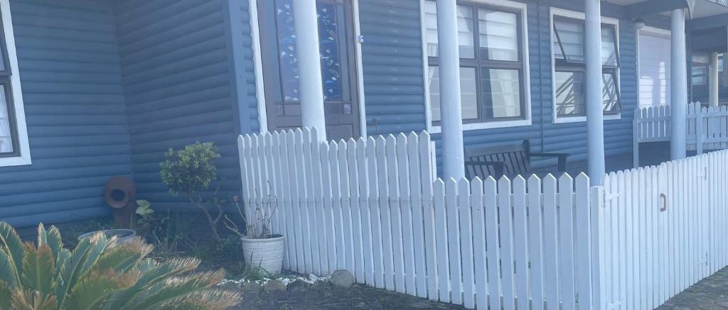 a white picket fence in front of a house at 303 Kusweg Tergniet in Tergniet