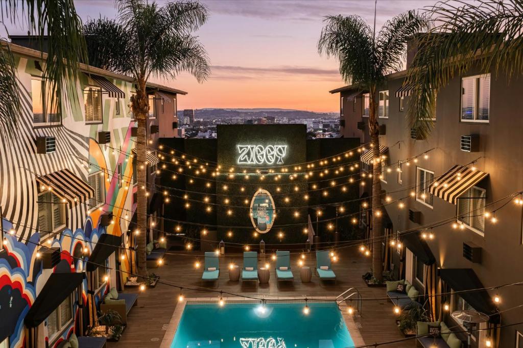 ロサンゼルスにあるHotel Ziggy On Sunsetの照明付きのステージがある建物の眺め