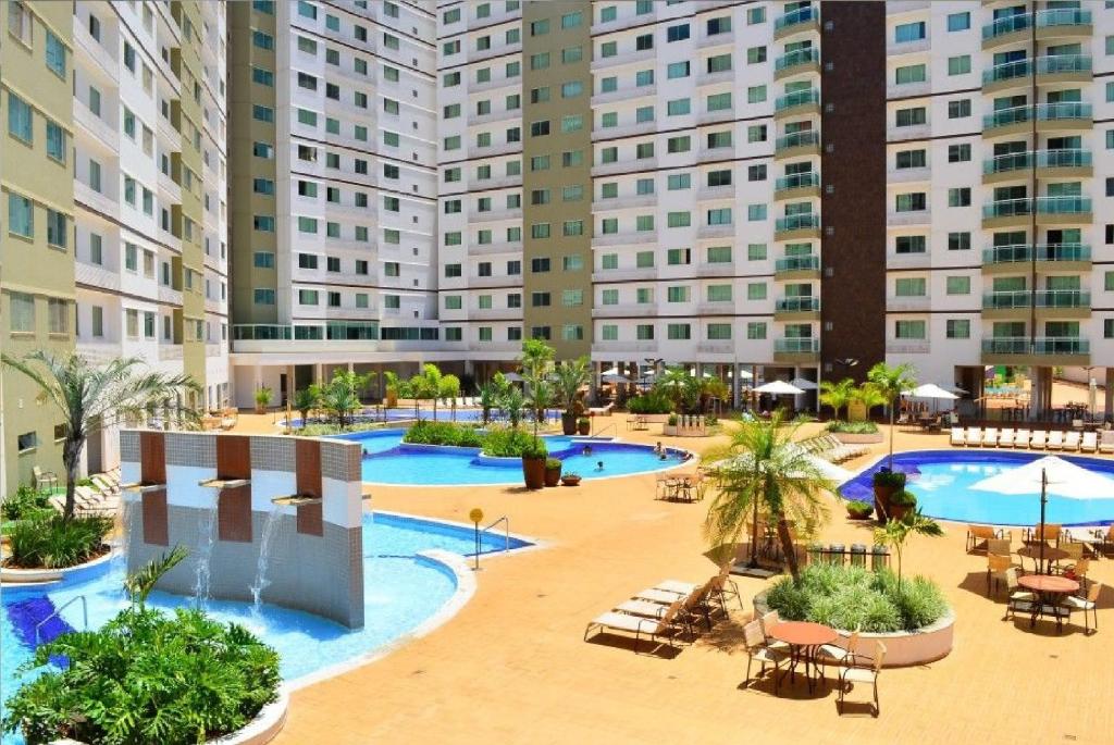ein Bild von einem Innenhof des Hotels mit zwei Pools in der Unterkunft Apartamento Riviera park in Caldas Novas