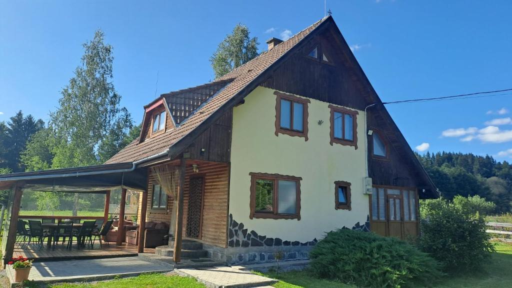 a house with a wooden roof at Any Kulcsosház in Sicasău
