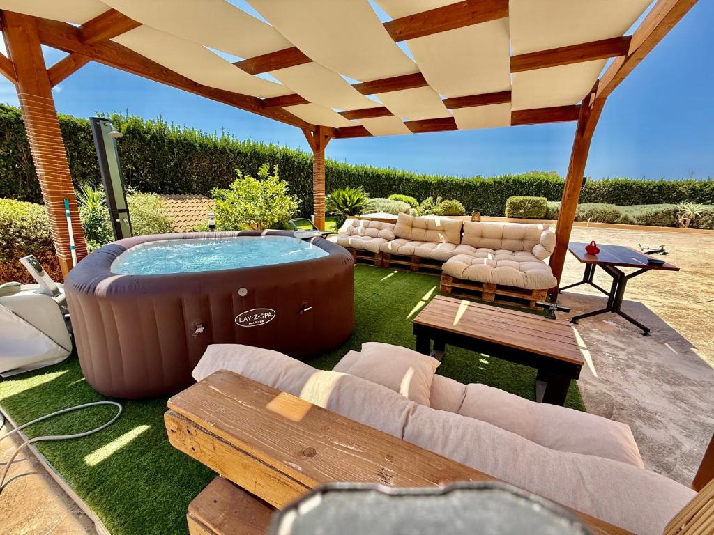 a large hot tub in a yard with a patio at Casa Altoliva in Marsala