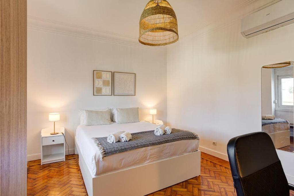 Bright Tailor Made Flat with AC in Areeiro