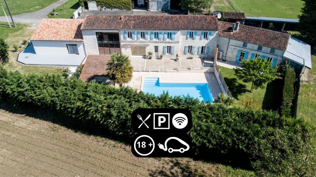 an aerial view of a house with a pool at Les Cuves - Saintes - Chambres d'hôtes et gîte in Saintes