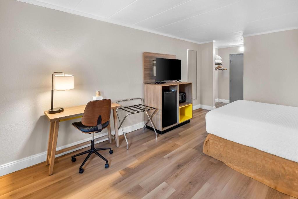 Days Inn by Wyndham Columbus East Airport - Habitación Deluxe Con Cama Grande - No Fumadores
