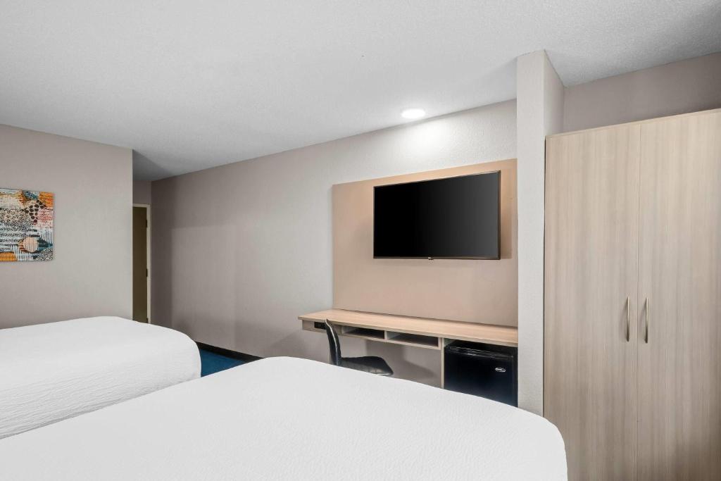 Microtel Inn Georgetown - Lexington North - Queen Room With Two Queen Beds - Non-Smoking