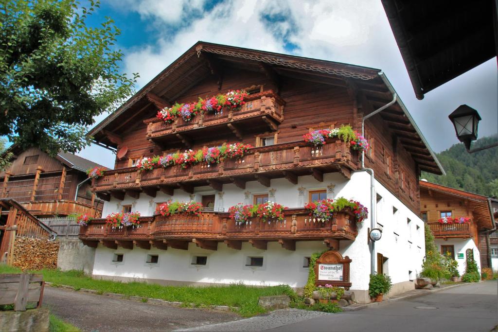 ein Gebäude mit Blumenkästen an der Seite in der Unterkunft Stoanahof in Virgen