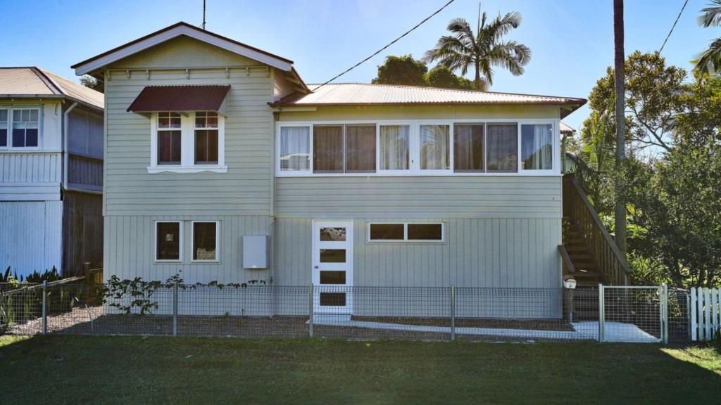 a white house with a fence in front of it at Pinchin's Place in Brunswick Heads