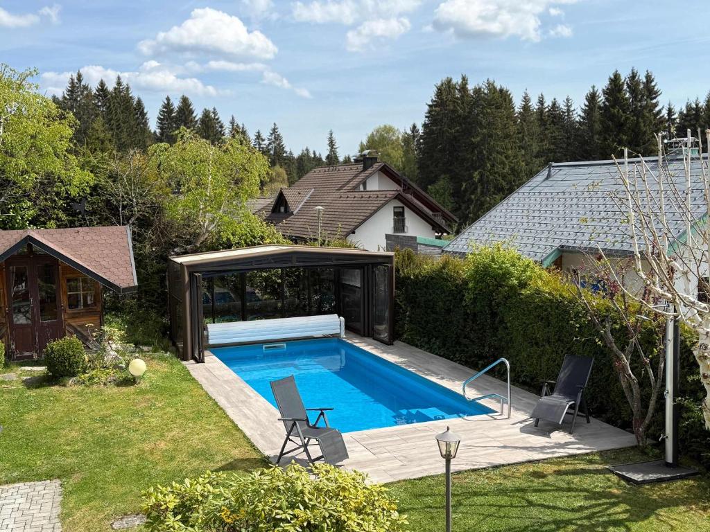a swimming pool in the backyard of a house at Haus am Rotkreuzweg mit Pool in Feldberg