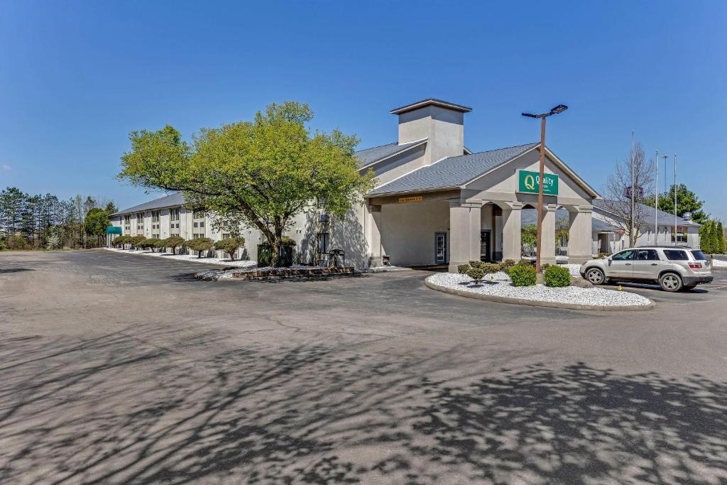 a parking lot in front of a building at Quality Inn Austintown-Youngstown West in Youngstown