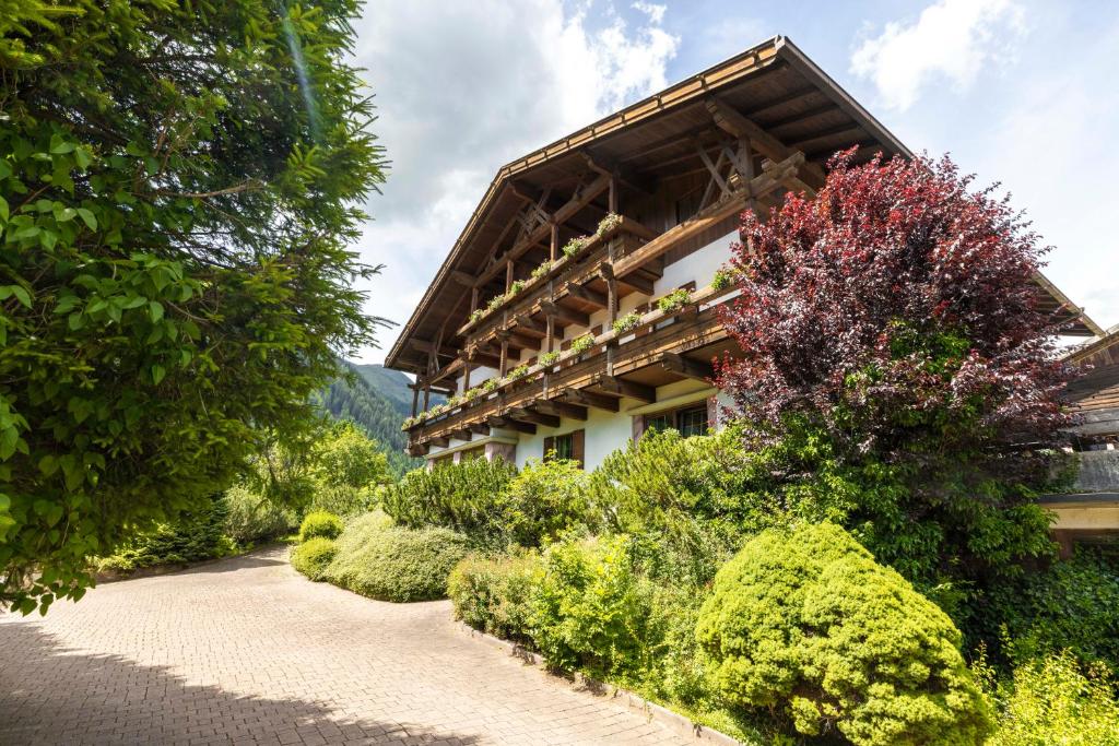 a building in the middle of a garden at Residence Grünwald in Valles