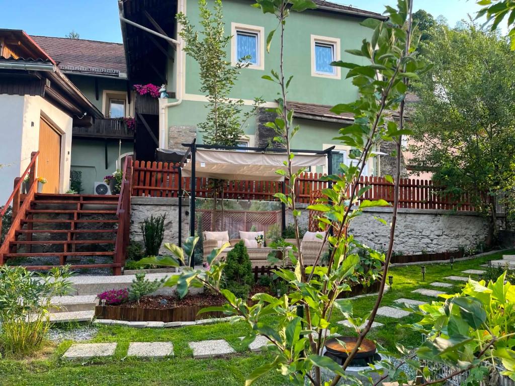 a garden in front of a house at Park apartman Kertes ház Murau központjában gyönyörű kilátással Dog friendly garden house with a wonderful view in Murau centre in Murau