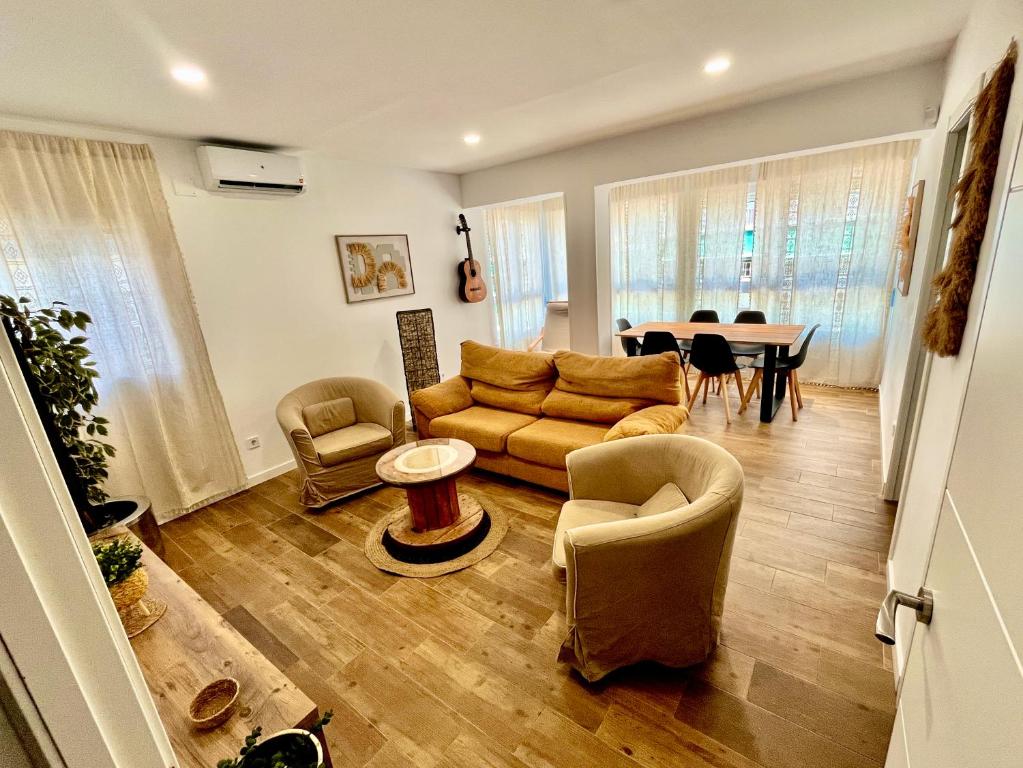 a living room with a couch and chairs and a table at 100 metros playa vistas al mar Piso nuevo in Cullera