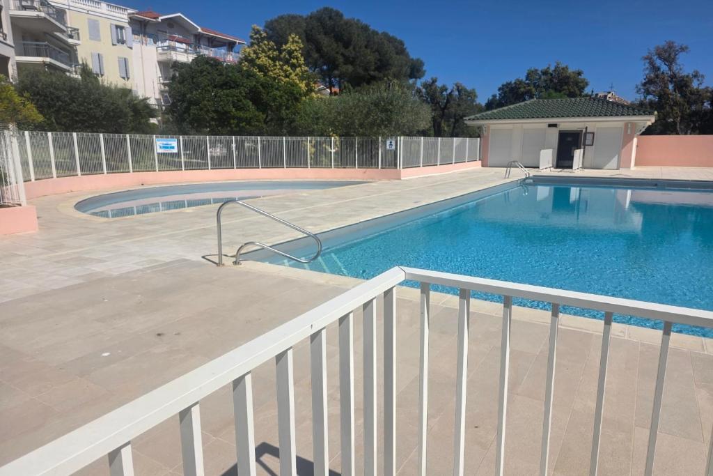 Air-conditioned apartment with pool near the coves