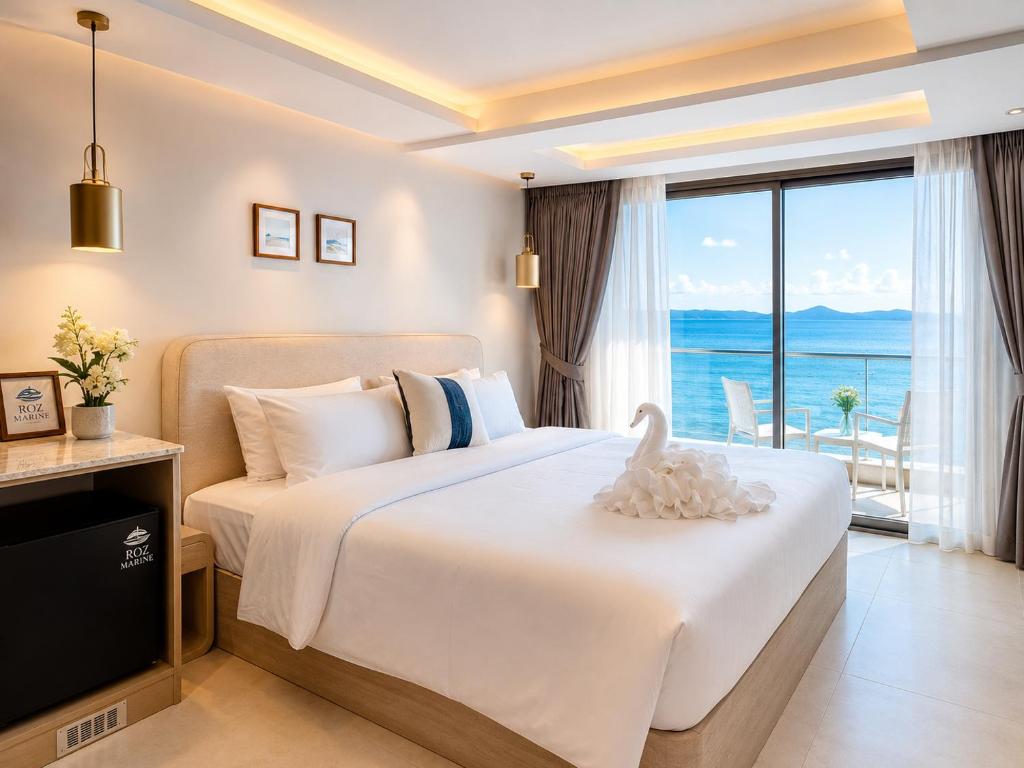 ein Hotelzimmer mit einem Bett und Meerblick in der Unterkunft ROZ MARINE Boutique Hotel in Bophut 