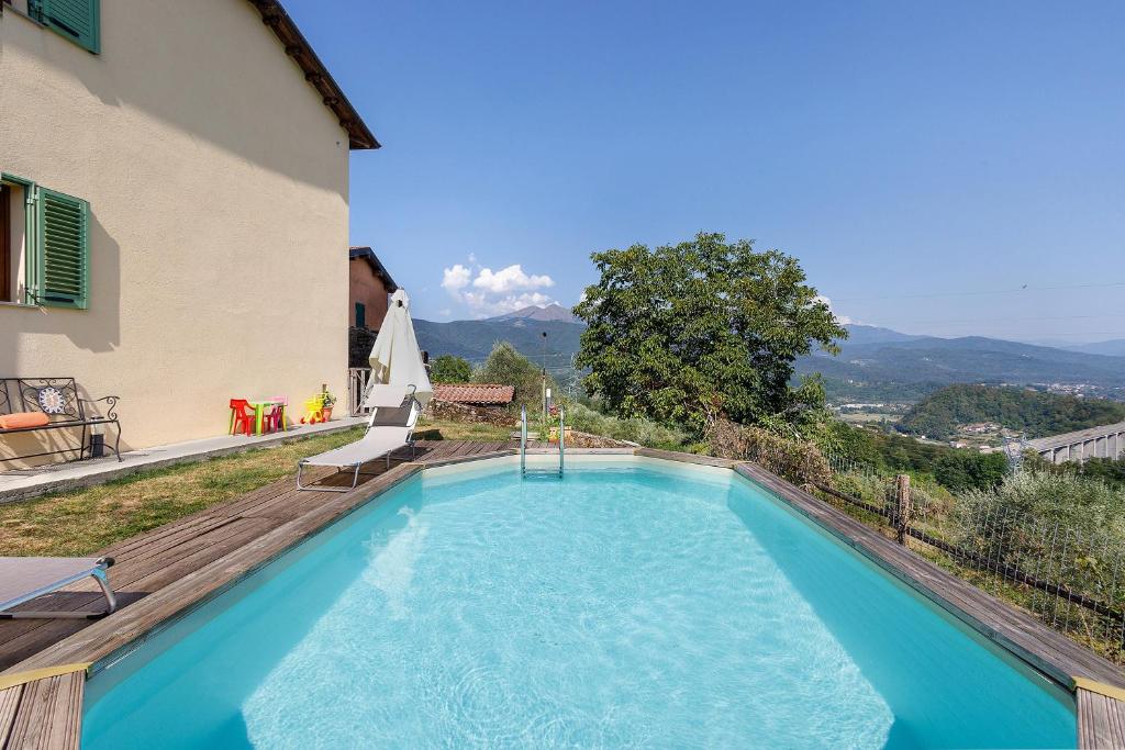 a swimming pool in front of a house at Da Dani Casa Vacanza in Pontremoli