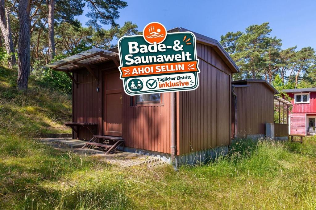 a small building with a sign for a sauna at Ferienhaus am Strand 92a - Bade- & Saunawelt täglich inklusive in Baabe