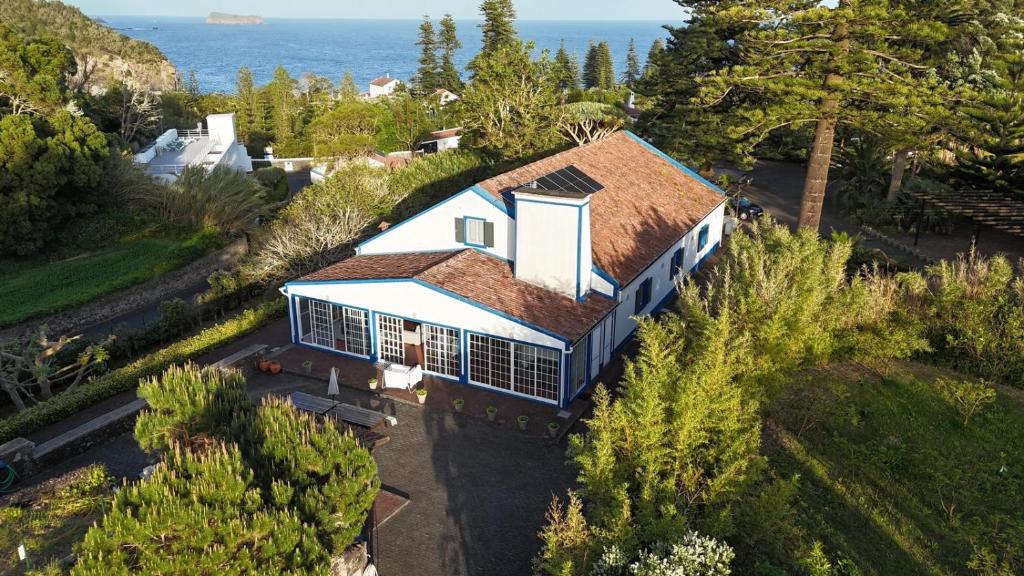 an aerial view of a house with the ocean in the background at Casa do Monte – Sea sight in Lagoa