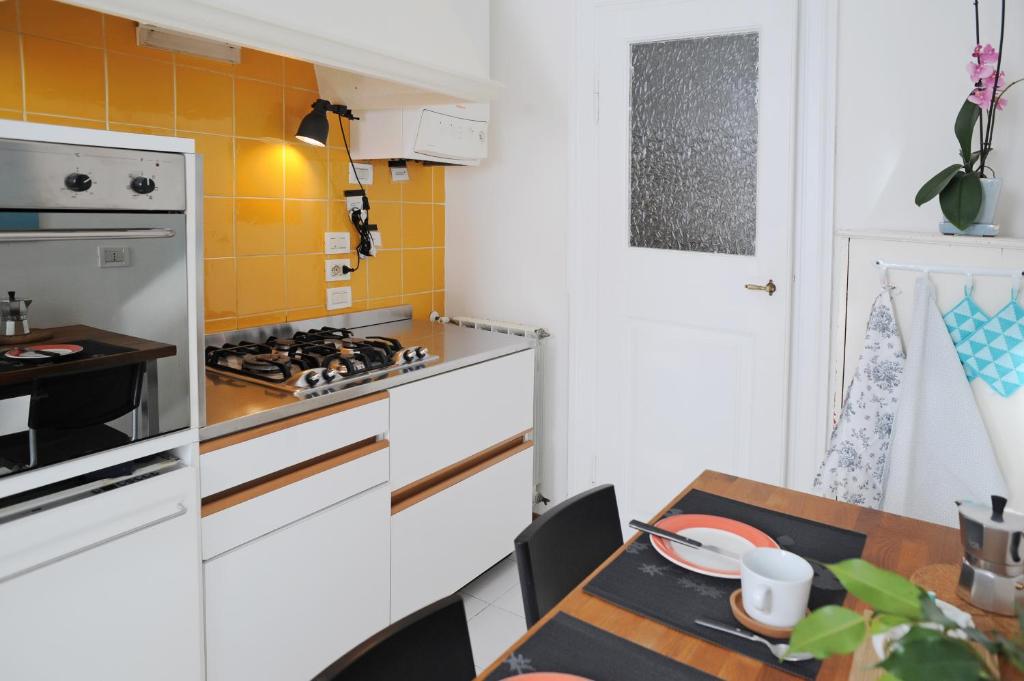 A kitchen or kitchenette at Casa vacanze "Borahall"
